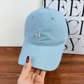 Detailansicht der hellblauen Baseballkappe mit weißem 'oi look at me' Stickerei-Design - Regulär (56cm-59cm) / Blau