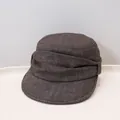 Vista detallada de gorra militar vintage marrón con textura de tela plisada y parte plana. - Adulto 55-58cm / Café