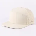 Beigefarbene, einfarbige Flat-Brim-Baseballkappe mit lasergeschnittenen Belüftungslöchern. - Verstellbar / Beige