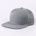 Graue Hip-Hop-Baseballkappe mit flachem Schirm und atmungsaktivem Mesh-Seitenteil - Verstellbar / Hellgrau