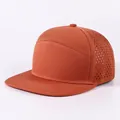 Modische orangefarbene Hip-Hop-Kappe mit flachem Schirm und lasergeschnittenem Netzgewebe - Verstellbar / Orangerot