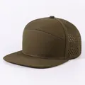 Olivegrüne 7-Panel-Baseballkappe mit flachem Schirm und lasergeschnittenen Netzlöchern. - Verstellbar / Kaffeebraun