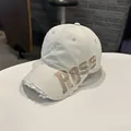 Vue détaillée de la casquette de baseball vintage en coton délavé avec broderie Rose - Blanc Cassé