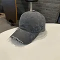 Détail de la casquette de baseball vintage en coton lavé avec bord usé et broderie ROSE - Gris