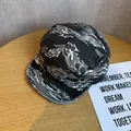Modische Fünf-Panel-Baseballkappe mit Tigerstreifen-Tarnmuster und weicher kurzer Krempe für alle - Schwarz-Weiß-Tarnung