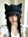 Vista detallada de una linda boina de mezclilla azul oscuro con orejas de gato estilo japonés - Decoración de Oreja de Gato (QK) / Azul marino