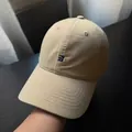 Trendige khakifarbene Baseballkappe mit blauem Stickbuchstaben B und gebogenem Schirm - Softtop Gstickter Buchstabenstil / Khaki