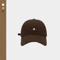 Klassische braune Soft-Top-Baseballkappe mit zarter rosa Stickerei-Detail - Softtop Gstickter Buchstabenstil / Kaffeebraun