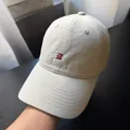 Minimalistische beige Baseballkappe im koreanischen Stil mit rotem Buchstaben B-Stick - Softtop Gstickter Buchstabenstil / Gebrochenes Weiß