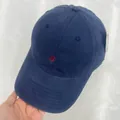 Klassische dunkelblaue Damen Baseballkappe mit weichem Top und rotem B-Logo Detail - Softtop Gstickter Buchstabenstil / Marineblau