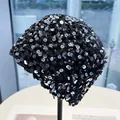 Handgestrickte schwarze Beanie-Mütze mit silbernen Pailletten, Vintage-Hohlmaschen-Stil - Handgefertigter Pailletten Häkelstil (GLS) / Schwarz