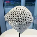 Handgefertigte weiße Strickmütze mit glänzenden Pailletten im Ethno-Stil mit Lochmuster - Handgefertigter Pailletten Häkelstil (GLS) / Weiß