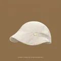 Casquette gavroche beige à rayures pour femme avec un élégant badge métallique ovale doré - Blanc Cassé