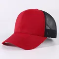 Cappellino trucker in rete traspirante rosso e nero, classico berretto da baseball liscio - Regolabile / Rosso