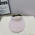 Draufsicht auf minimalistische hellrosa Sonnenblende mit nahtloser 3D-Streifenstruktur. - Rosa