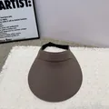 Draufsicht auf eine braun strukturierte Sonnenblende mit elastischem Halteband - Kaffeebraun