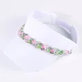 Elegante visera blanca decorada con una cadena de strass de colores para el verano - Ajustable / Blanco