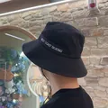 Détail d'un chapeau bob noir respirant avec imprimé West Coast Skating et cordon - Blanc
