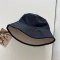 Sombrero de pescador reversible de mezclilla azul marino con forro crema y costuras - Azul Marino / Beige