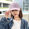 Nahaufnahme einer lavendelfarbenen schnelltrocknenden Baseballkappe, getragen von einem Model - Hellviolett