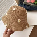 Cappello da sole in paglia intrecciata con decorazioni floreali bianche per il mare - Kaki