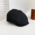 Vue détaillée d'une casquette gavroche vintage noire classique avec rayures blanches - Noir