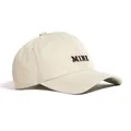 Detailseitenansicht der minimalistischen beige gewaschenen Baseballkappe mit MINE-Stickerei - Regulär (55-59cm) / Beige