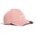 Detailansicht einer gewaschenen rosa Baseballkappe mit weißer 'MINE'-Stickerei auf der Front. - Regulär (55-59cm) / Rosa
