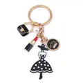Primer plano muy detallado del llavero de mujer con pintalabios, bolso y perlas - Estilo Dama con Corona (G-1004-1)
