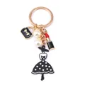 Primer plano de un llavero de moda con colgantes de pintalabios, bolso y perlas. - Estilo Dama Elegante (G-1004-2)