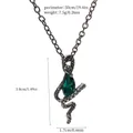 Vista detallada de un colgante vintage con forma de serpiente y una gema verde facetada. - Estilo Serpiente Plata Antigua Piedra Verde (A-2685)
