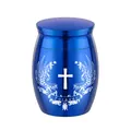 Nahaufnahme einer blauen Mini-Tierurne aus Aluminium mit Kreuzgravur - 30x40mm / Blau