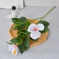 Einzelner Zweig weiße künstliche Hibiskusblüte mit realistischen grünen Blättern - Weiß