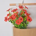 Lebensechte rote Kunstblumen mit Eukalyptus in einer rustikalen Jute-Wandtasche - 7 Gabeln / Rot
