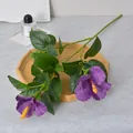Künstlicher lila Hibiskuszweig mit grünen Blättern für die Heim- und Hochzeitsdekoration - Lila