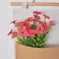 Realistische künstliche rote Veilchenblüten mit Eukalyptusblättern im rustikalen Jutesack - 7 Gabeln / Fuchsia
