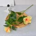 Realistischer gelber künstlicher Hibiskuszweig mit grünen Blättern für die Hochzeit - Gelb