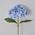 Blaue künstliche Hortensie mit realistischen Blüten und grünen Blättern für Deko - 2-Blatt-Stil / Hellblau
