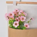 Wunderschöne künstliche rosa Veilchen mit Eukalyptus in einem Hängebeutel aus Sackleinen - 7 Gabeln / Hellrosa