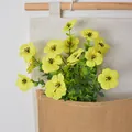 Eleganter gelber Kunstblumenstrauß mit grünen Blättern in einem Sackleinen-Wandbehang - 7 Gabeln / Hellgelb
