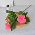 Schöner künstlicher Hibiskuszweig in Rosa mit grünen Blättern für Hochzeitsdekoration. - Fuchsia
