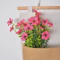 Künstlicher rosa Eukalyptusstrauß in rustikaler Wandtasche aus Sackleinen für Deko - 7 Gabeln / Dunkelrosa