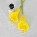 Zwei realistische gelbe PU-künstliche Calla-Lilien für Hochzeits- und Heimdekoration - L / Gelb