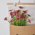 Künstlicher dunkelroter Eukalyptus-Violett-Blumenstrauß in einer rustikalen Wandtasche - 7 Gabeln / Weinrot