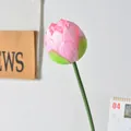 Eleganter künstlicher Lotusblütenknospe in Rosa mit grünem Stiel für Zen-Heimdekoration - Halboffener Lotus-Hellrosa