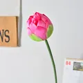 Elegante künstliche rosa Lotusblütenknospe für minimalistische Heimdekoration im China-Stil - Halboffener Lotus-Dunkelrosa