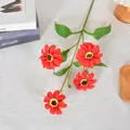 Naturgetreue rote künstliche Sonnenblumen mit grünen Blättern für die Heimdekoration - 4-Kopf Sonnenblume / Rot