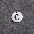 Vue détaillée d'un pendentif rond en acier inoxydable avec la lettre C majuscule - Lettre C