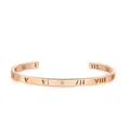 Nahaufnahme eines Armreifens in Roségold mit römischen Ziffern und einem echten Diamant - Hohl Römische Zahlen Einzelner Diamant / Roségold (B1246)