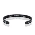 Gros plan du bracelet en acier noir avec gravure keep fucking going et flèche. - Noir Mat / Noir
